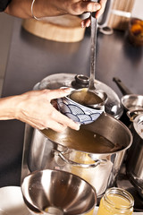 Hühnersuppe aus dem Topf geschöpft