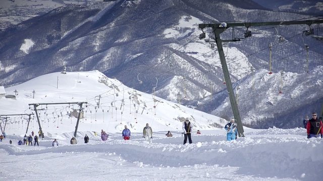 sciatori sullo skilift