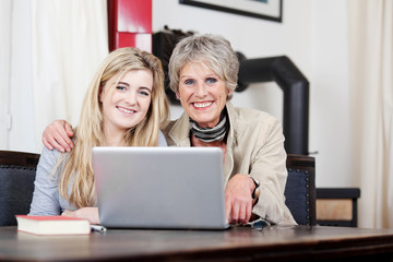 oma und enkelin am laptop