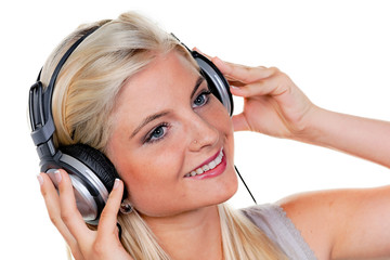 Fototapeta premium Frau mit Kopfhörer hört Musik
