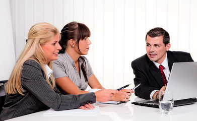 Erfolgreiches Team bei einem Meeting im Büro