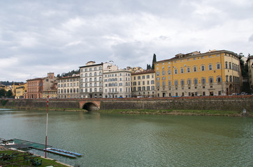 Obraz premium Les maisons le long de l'Arno à Florence en Toscane, Italie 