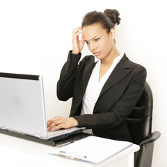 Sekret&auml;rin am Schreibtisch