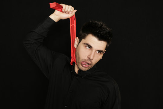 Mann mit roter Krawatte