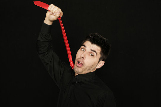 Mann mit roter Krawatte