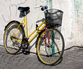 Fototapeta na wymiar Yellow bike wit basket