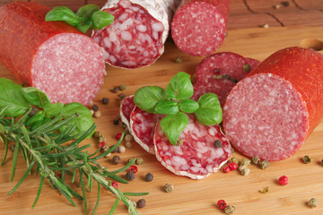 salami mit kräutern und pfefferkörnern