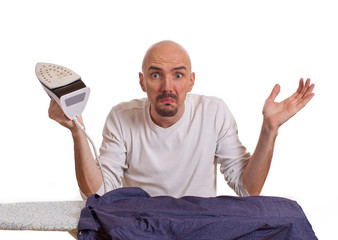 hilfloser Mann mit Bügeleisen in der Hand