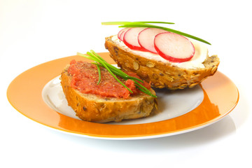 belegtes halbes Brötchen mit Mettwurst und Frischkäse/ Populated