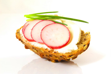 belegtes halbe Brötchen mit Frischkäse und Radieschen / Populate