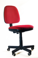 roter B&uuml;rostuhl vor wei&szlig;em Hintergrund / red office chair in fro