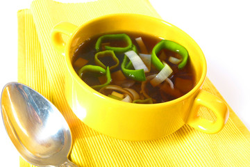 Porreesuppe in gelbem Porzellan / Leek soup in a yellow china