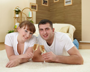Obraz na płótnie Canvas couple at home drinking champagne