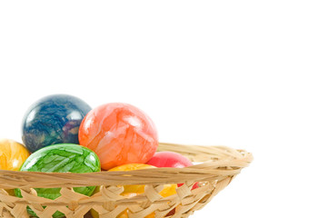 Korb mit bunten Eiern