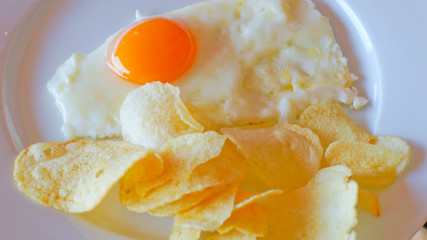 oeufs et chips