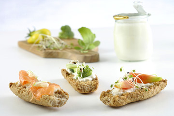 Pain bio croustillant recouvert de produits diététiques