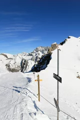 Fotobehang chemin de piste de ski noir © pipil7385