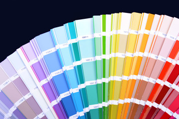 Evantail de couleurs sur fond noir