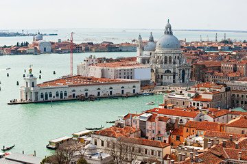 Fototapeta na wymiar Wenecja, widok na Canal Grande i Bazylika Santa Maria della wiedzieć
