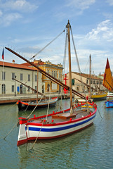 Fototapeta na wymiar Włochy Cesenatico port, zabytkowe rybackie łodzie żaglowe