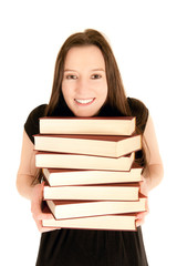 Junge Studentin mit einem Stapel Büchern