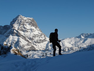 Fototapeta na wymiar Bergsteiger vor Widderstein im Winter