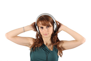 Ragazza con cuffia che ascolta musica