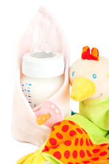 Milchflasche mit Babyutensilien