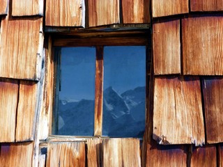 Die Alpen im Fenster und Schindeln