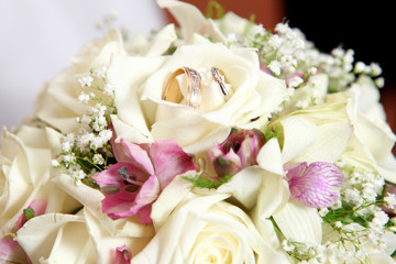 Obraz na płótnie Canvas flowers and wedding rings.