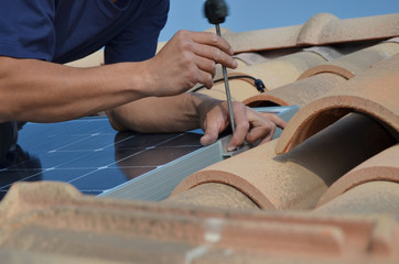 Installer des panneaux photovoltaïques sur le toit d'une maison