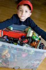 bambino che gioca con le auto