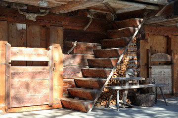 Holz vor dem Haus