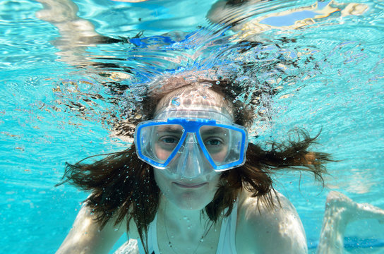 femme plonge sous l eau masque