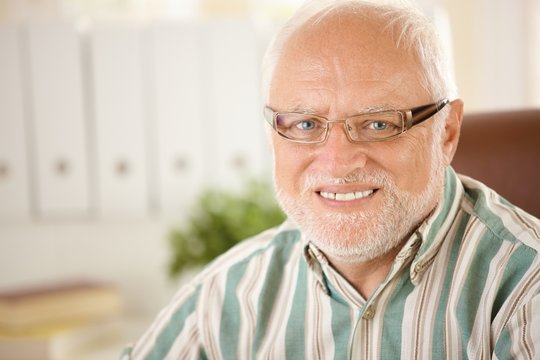 Portrait of elderly man wearing glasses