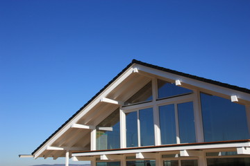 Holzhaus mit Glasfront