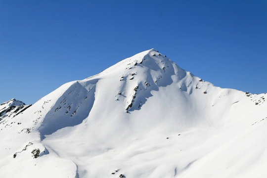 neige fraiche du matin sans nuage en montagne