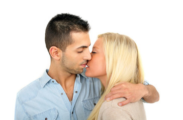 junges Paar beim küssen