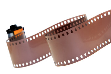 Fototapeta na wymiar 35mm klasyczny negatywne rolka filmu samodzielnie na białym tle