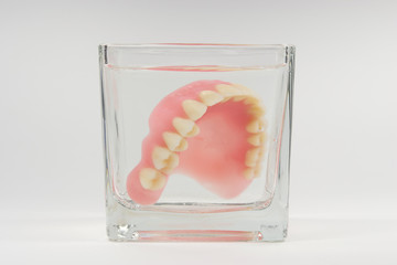 Prothese im Wasserglas