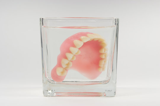 Prothese im Wasserglas
