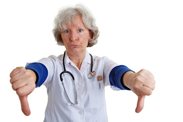 Ärztin halt Daumen nach unten