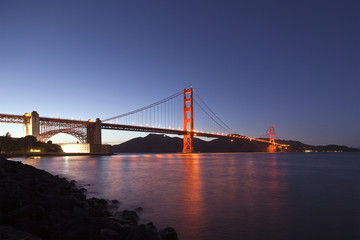 Fototapeta na wymiar Golden Bridge w San Francisco Gate at Dusk