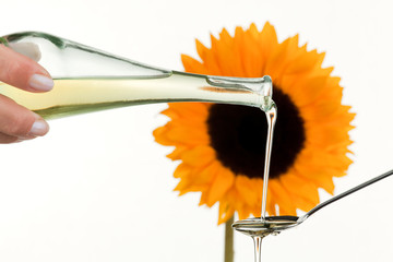 Speiseöl aus Sonnenblumenkernen mit Blume