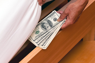 Dollar Geldscheine werden unter dem Bett versteckt