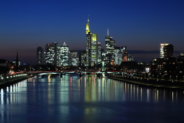 Fototapeta na wymiar Frankfurt skyline w nocy godziny blue