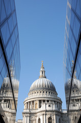Naklejka premium St Pauls Cathedral reflected in One New Change