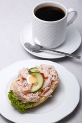 Halbes Belegtes Brötchen, Tasse Kaffee