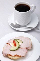 Halbes Belegtes Brötchen, Tasse Kaffee