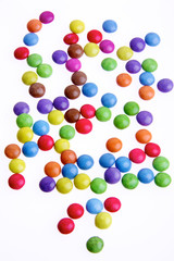 bonbon smarties sur fond blanc